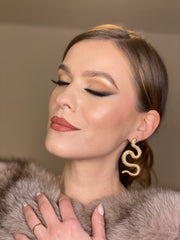 Elegantni zlati uhani kač
